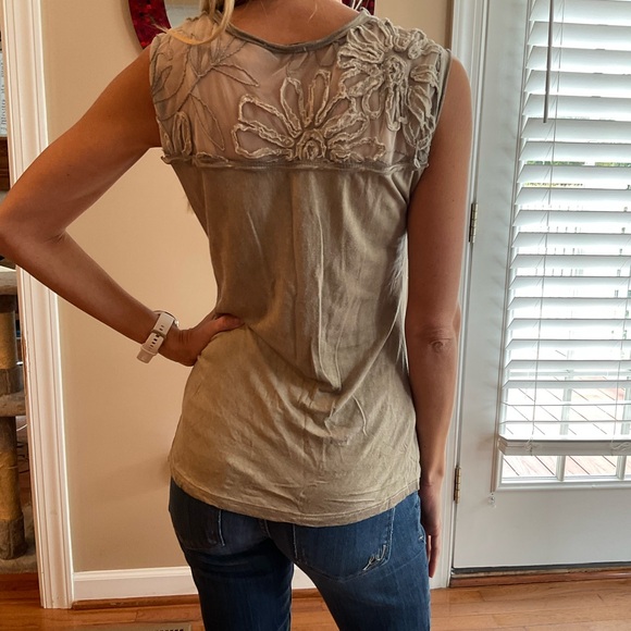 $13 ❌ SEND OFFER ❌ Tensione In Mesh / Floral Overlay Dressy Tank - Picture 2 of 10